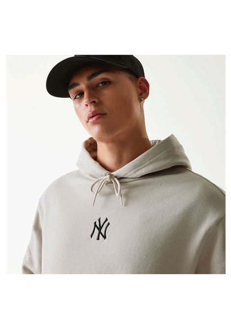 New Era Oversized New York Yankees MLB League Essential Hoodie Ecru Men NEW ERA | Sweatshirts | 60675772-
